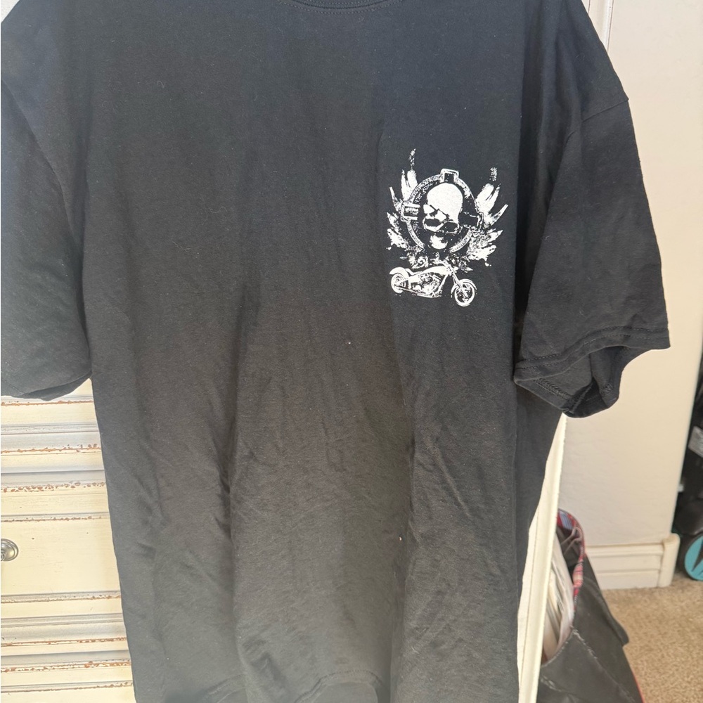 Gildan Black Men's T-Shirt with Graphic Design